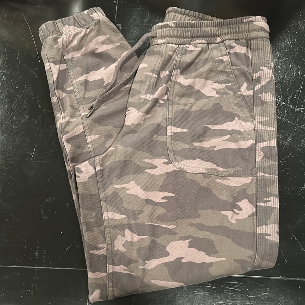 Athleta Farallon Jogger Camouflage Size 8
